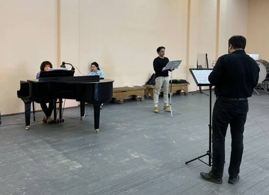 One of the best Italian coaches rehearses with the soloists of the Astrakhan Opera and Ballet Theatre